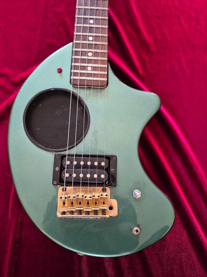 Fernandes ZO-3 vintage electric travel guitar