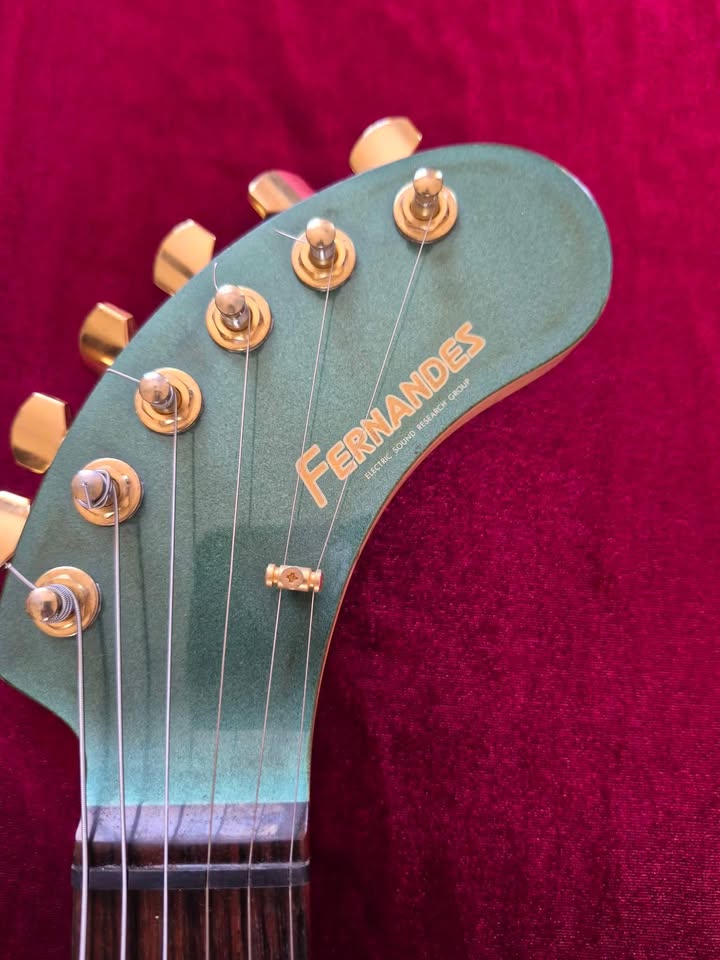 Fernandes ZO-3 vintage electric travel guitar